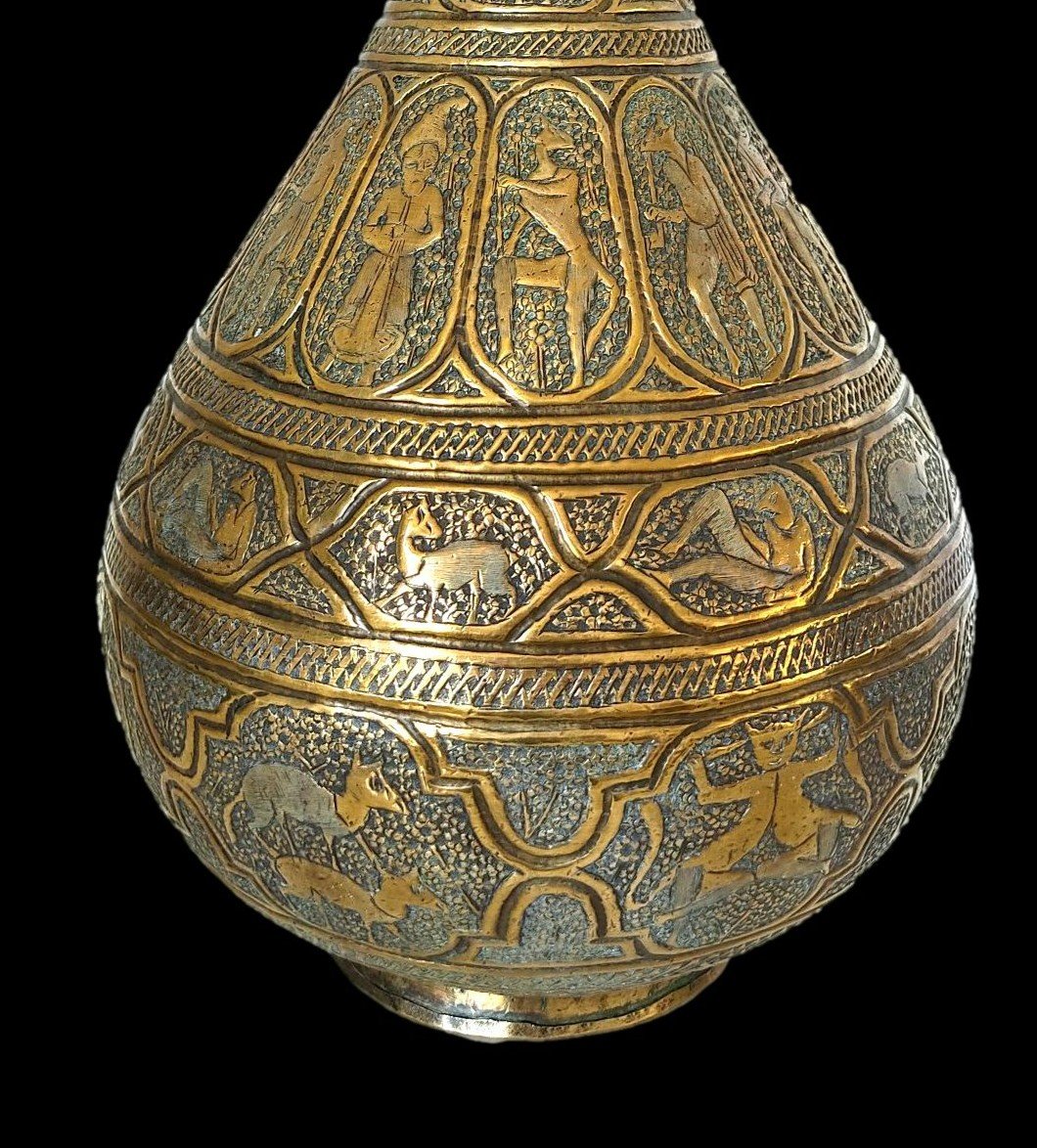 Important vase, Ht 44 cm, Indo-perse, en laiton ciselé de nombreuses scènes, XIXème siècle-photo-1