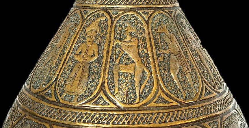 Important vase, Ht 44 cm, Indo-perse, en laiton ciselé de nombreuses scènes, XIXème siècle-photo-3