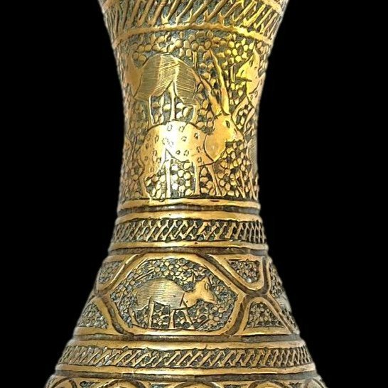 Important vase, Ht 44 cm, Indo-perse, en laiton ciselé de nombreuses scènes, XIXème siècle-photo-4