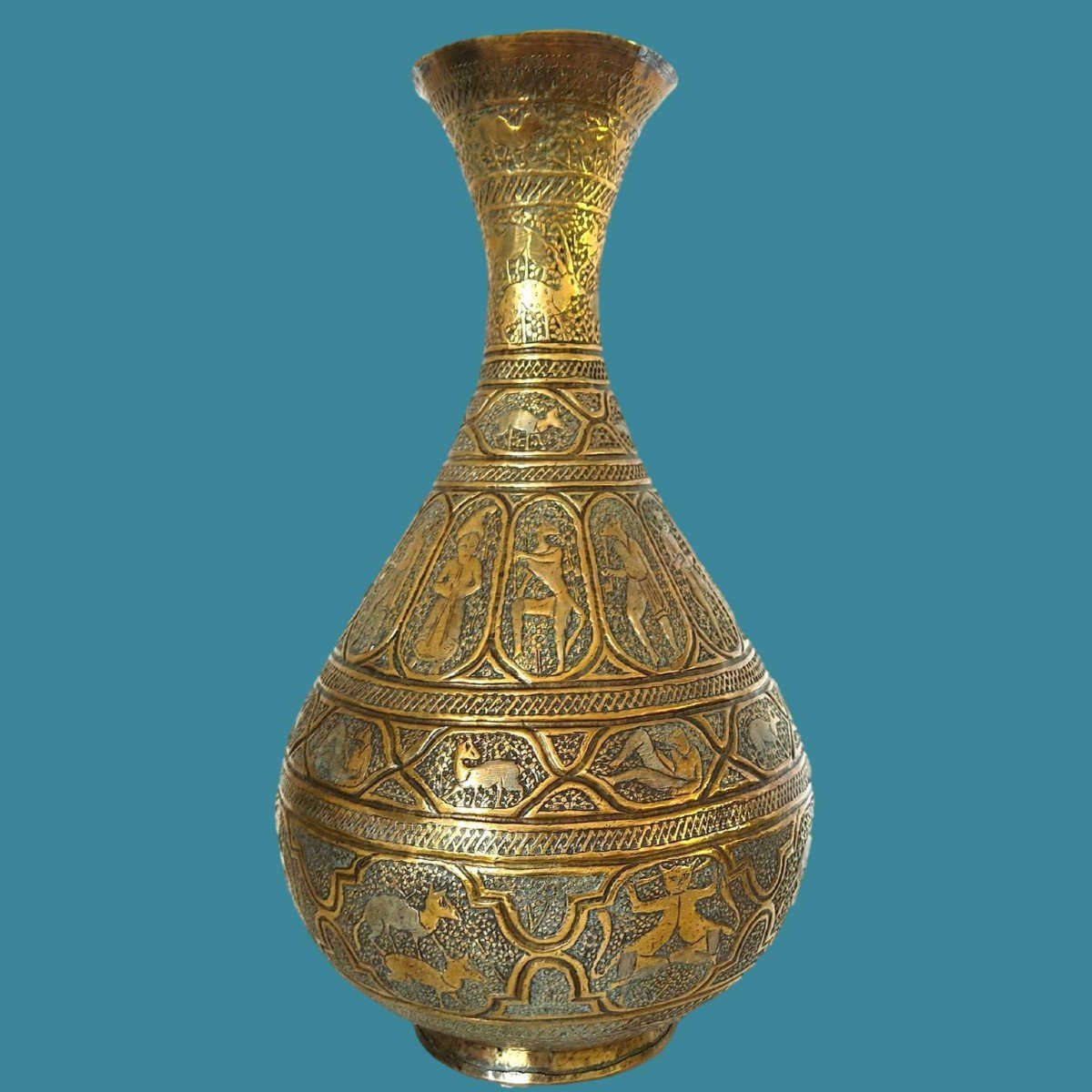 Important vase, Ht 44 cm, Indo-perse, en laiton ciselé de nombreuses scènes, XIXème siècle-photo-8