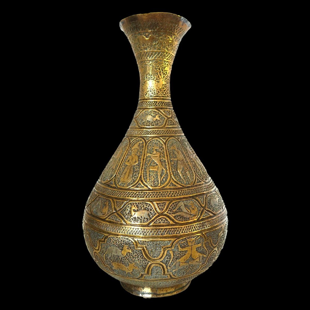 Important vase, Ht 44 cm, Indo-perse, en laiton ciselé de nombreuses scènes, XIXème siècle