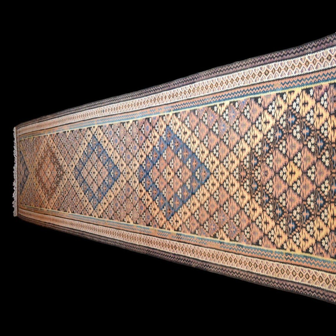 Important Kilim, Mid-twentieth Century, 118 Cm X 460 Cm, Hand-woven Wool, Iran, In Very Good Condition-photo-3