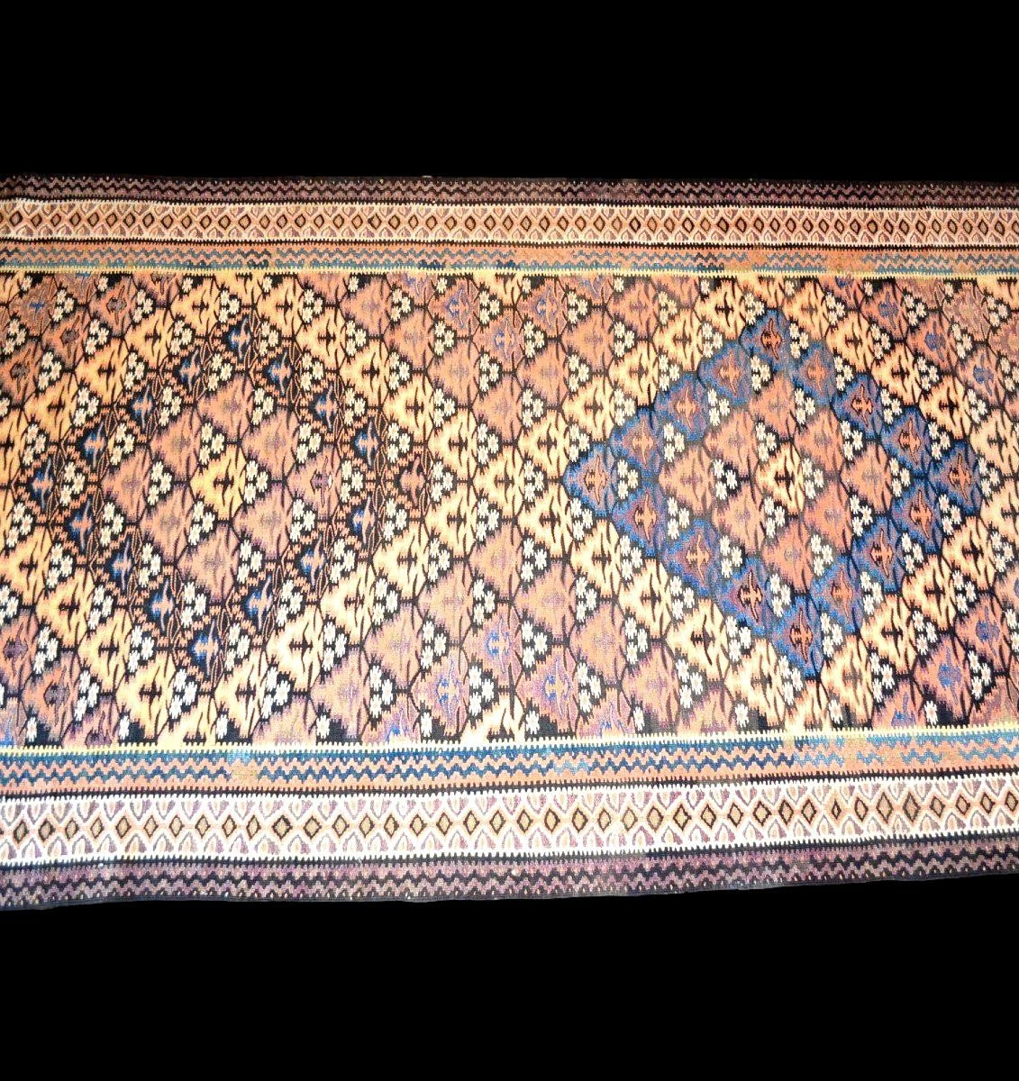 Important Kilim, Mid-twentieth Century, 118 Cm X 460 Cm, Hand-woven Wool, Iran, In Very Good Condition-photo-4