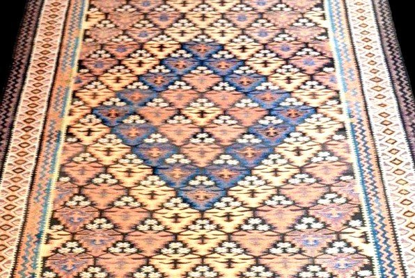 Important Kilim, Mid-twentieth Century, 118 Cm X 460 Cm, Hand-woven Wool, Iran, In Very Good Condition-photo-1