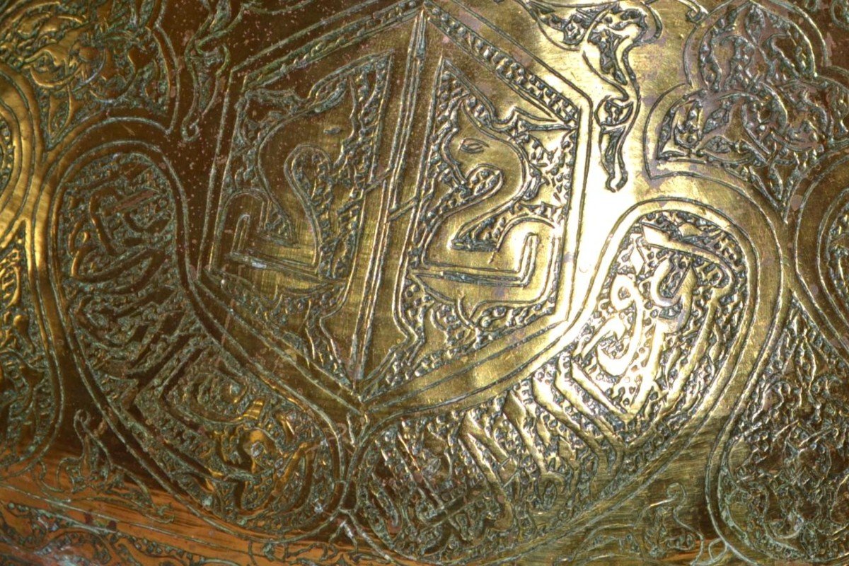 Very Important Oriental Basin, "heap" In Chiseled Brass, Middle East From The 19th Century-photo-2