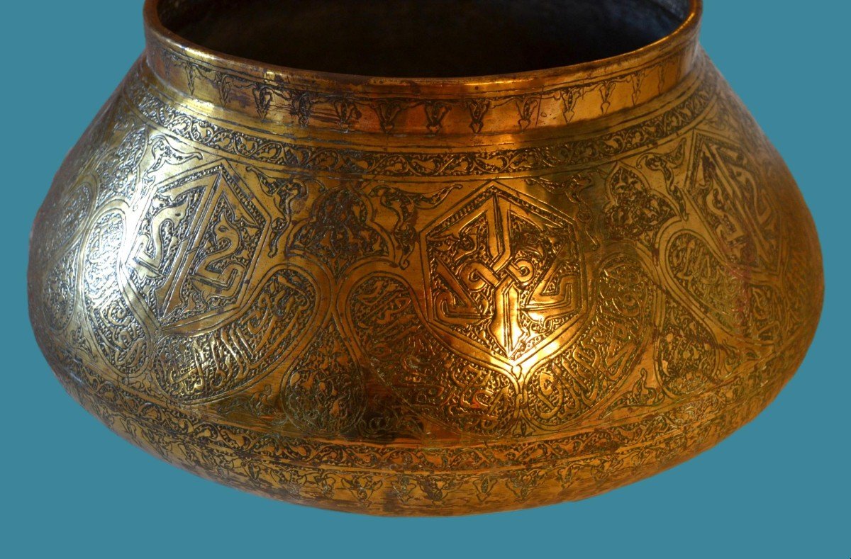 Very Important Oriental Basin, "heap" In Chiseled Brass, Middle East From The 19th Century-photo-4