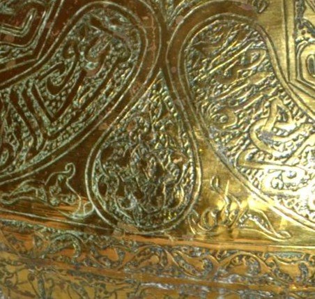 Very Important Oriental Basin, "heap" In Chiseled Brass, Middle East From The 19th Century-photo-1