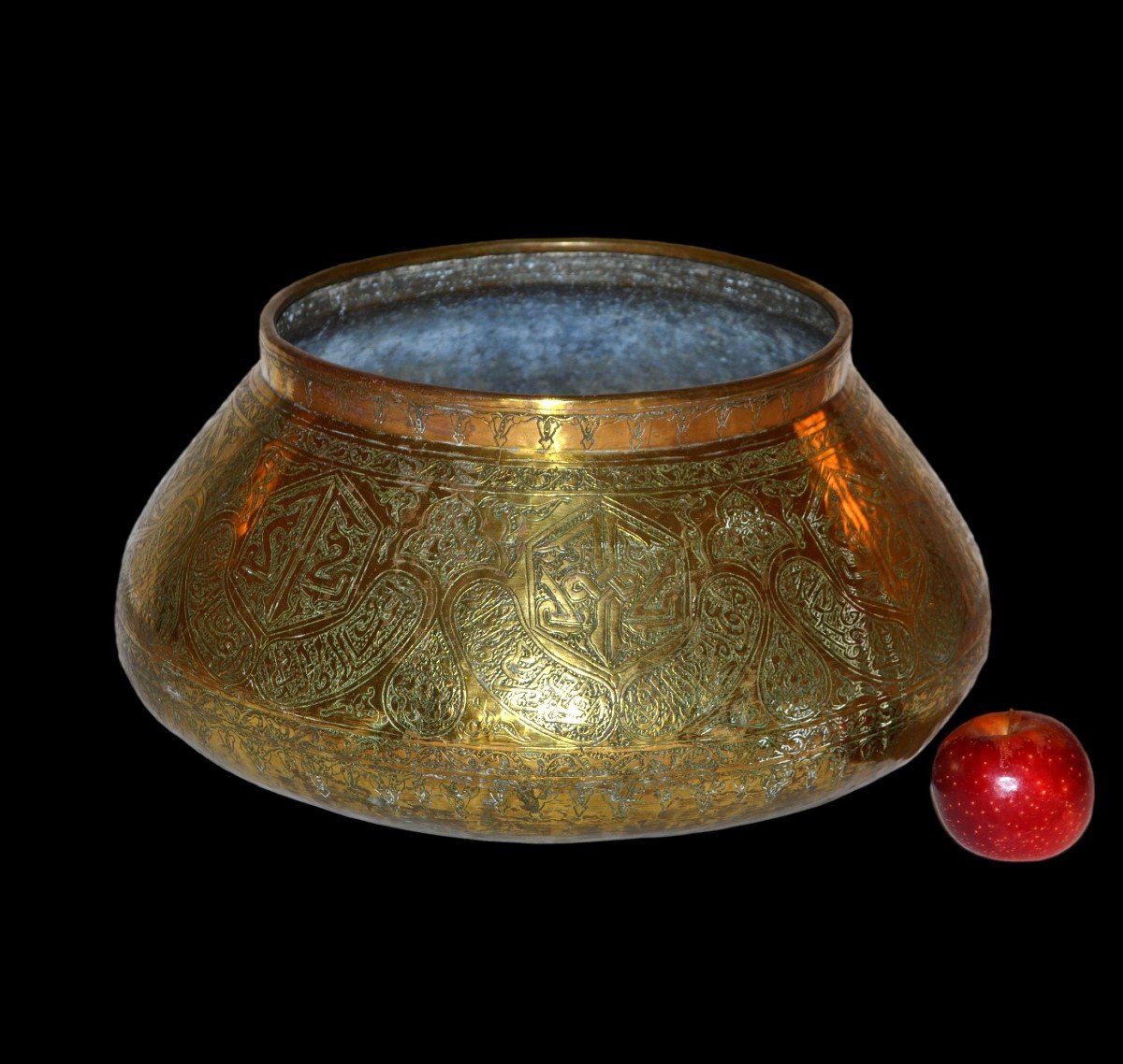 Very Important Oriental Basin, "heap" In Chiseled Brass, Middle East From The 19th Century-photo-6