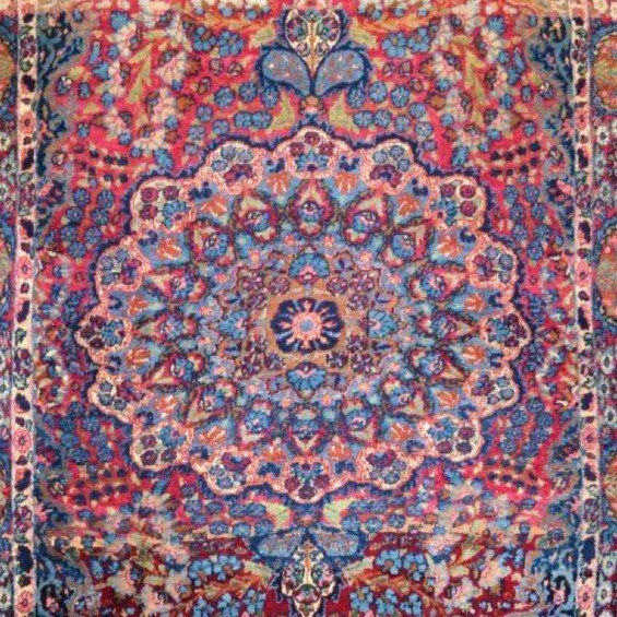 Kirman floral  ancien à rosace, 118 x 202 cm, laine nouée main en Perse, au XIXème (Iran)