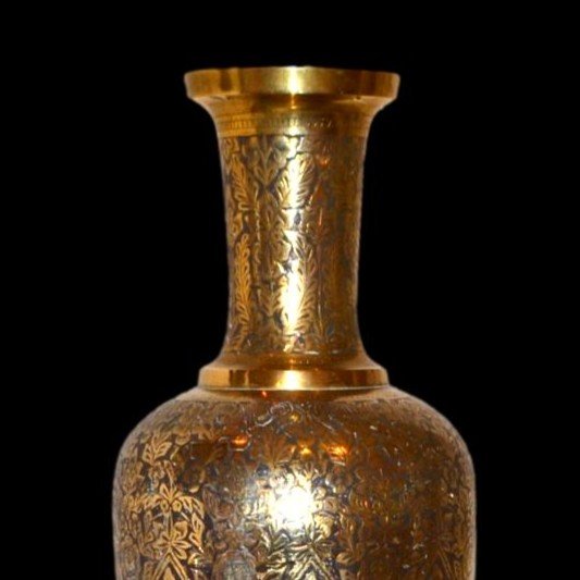 Important et lourd vase Indo-persan, laiton gravé au burin vers 1900 d'un somptueux décor-photo-2