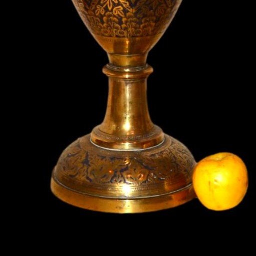 Important et lourd vase Indo-persan, laiton gravé au burin vers 1900 d'un somptueux décor-photo-1