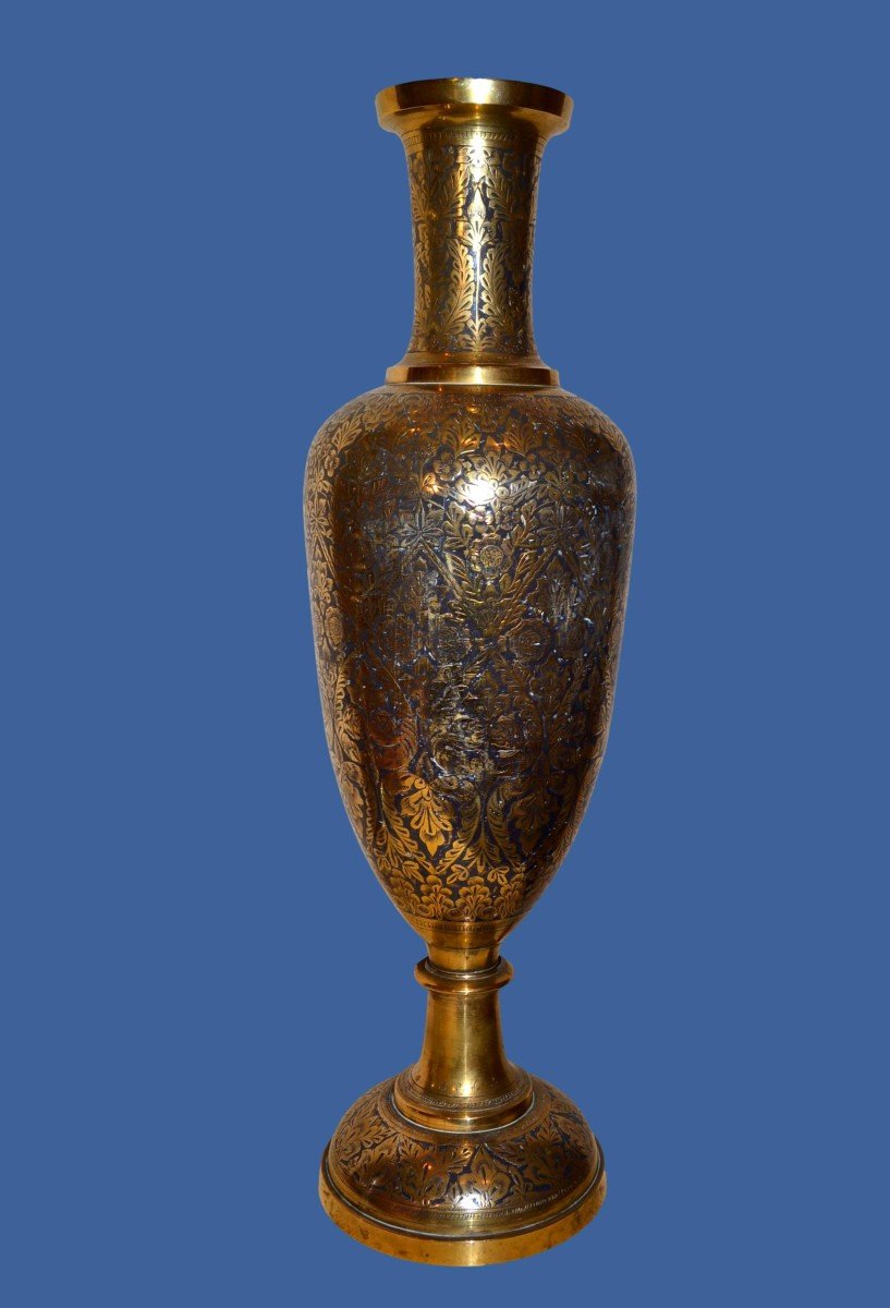 Important et lourd vase Indo-persan, laiton gravé au burin vers 1900 d'un somptueux décor-photo-2