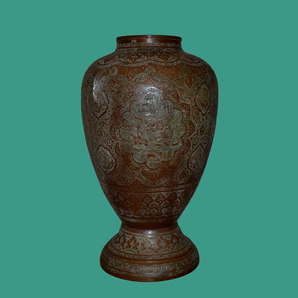 Important et lourd vase Indo-persan, laiton gravé au burin vers 1900 d'un somptueux décor-photo-5