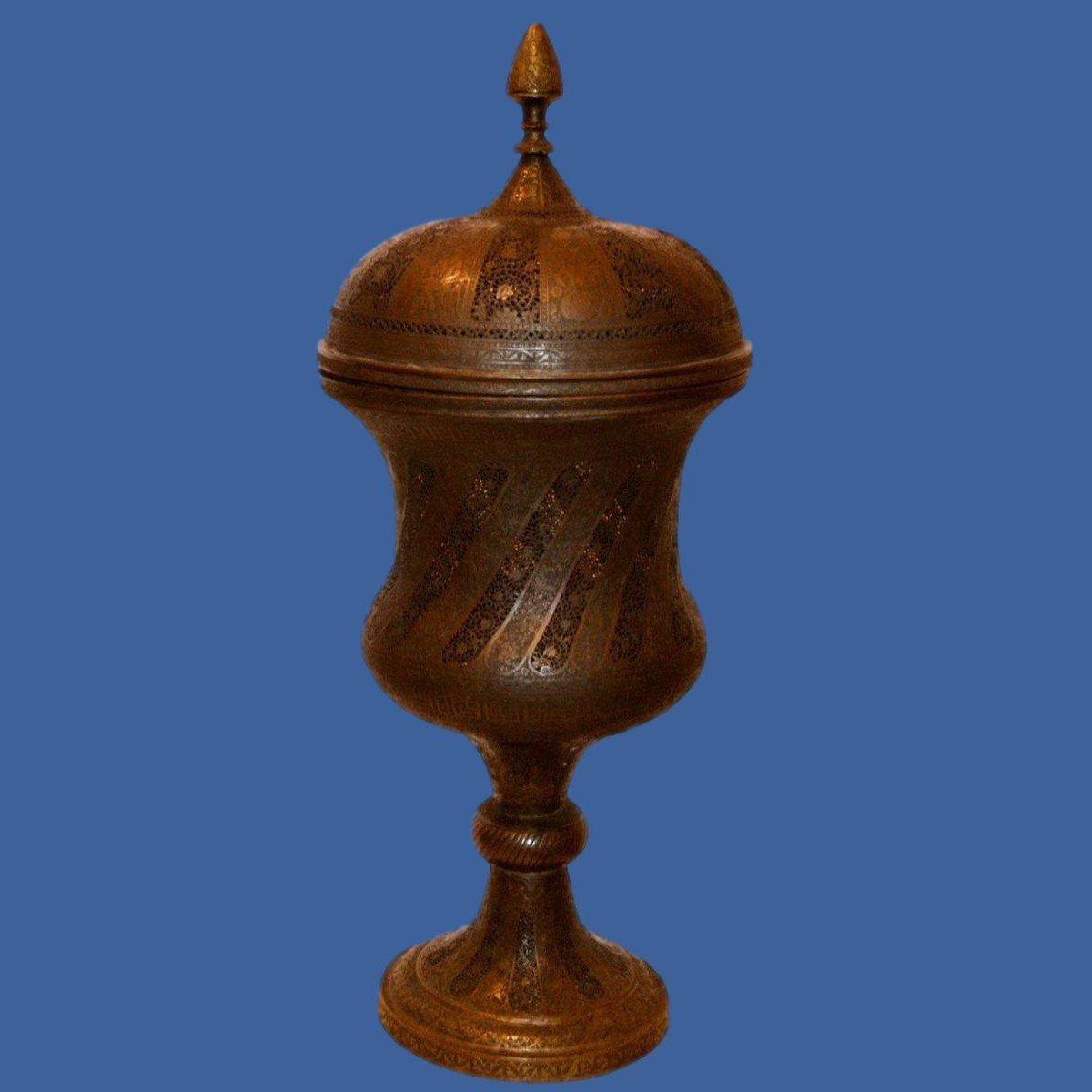 Important et lourd vase Indo-persan, laiton gravé au burin vers 1900 d'un somptueux décor-photo-7