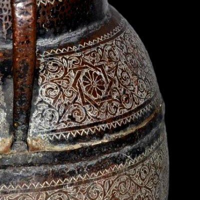 Important Persian Vase With Two Handles, Bronze And Chiseled Copper, From The 19th Century, In Very Good Condition-photo-4