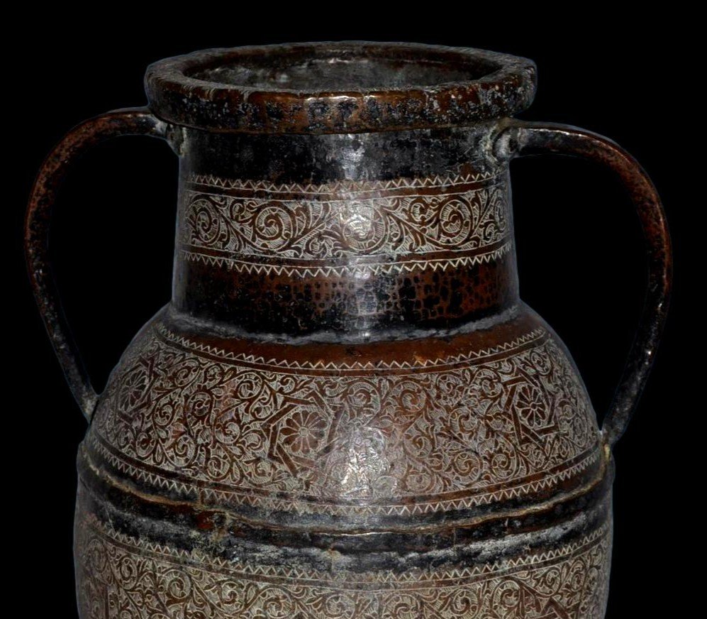 Important Persian Vase With Two Handles, Bronze And Chiseled Copper, From The 19th Century, In Very Good Condition-photo-4