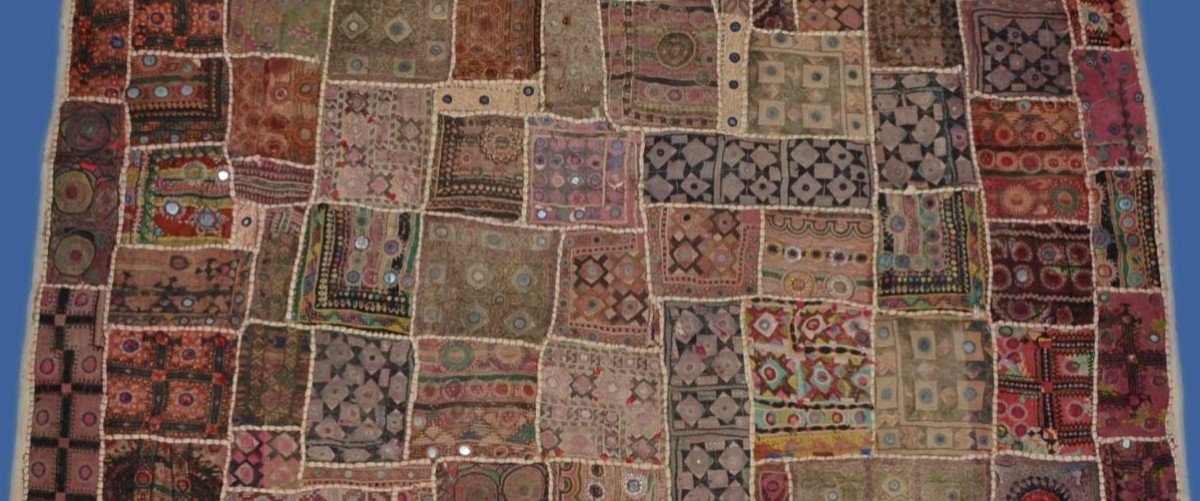 Importante broderie miroir ou Sheesha ancien, 144 x 194 cm, coton, Gujarat, Inde, début XXème-photo-1