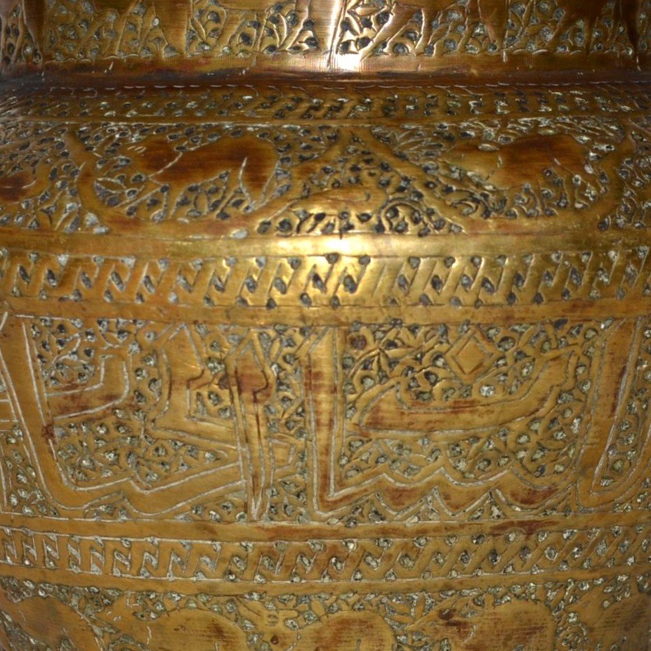 Indo-persian Basin In Chiseled Brass, Decorated With Chitals And Calligraphy, From The 19th Century-photo-2