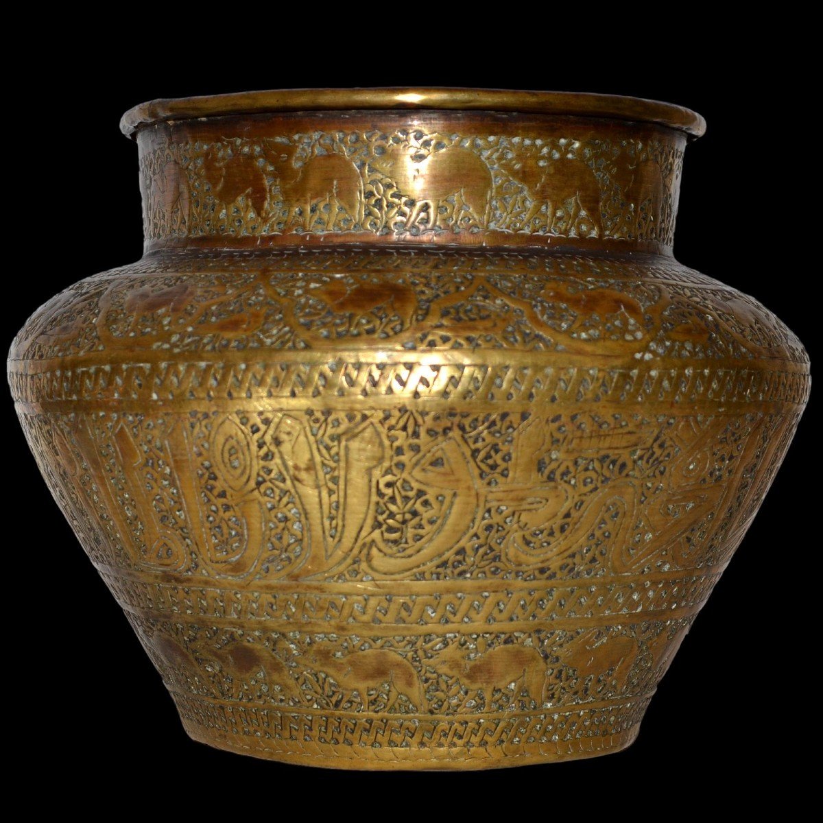 Indo-persian Basin In Chiseled Brass, Decorated With Chitals And Calligraphy, From The 19th Century-photo-1