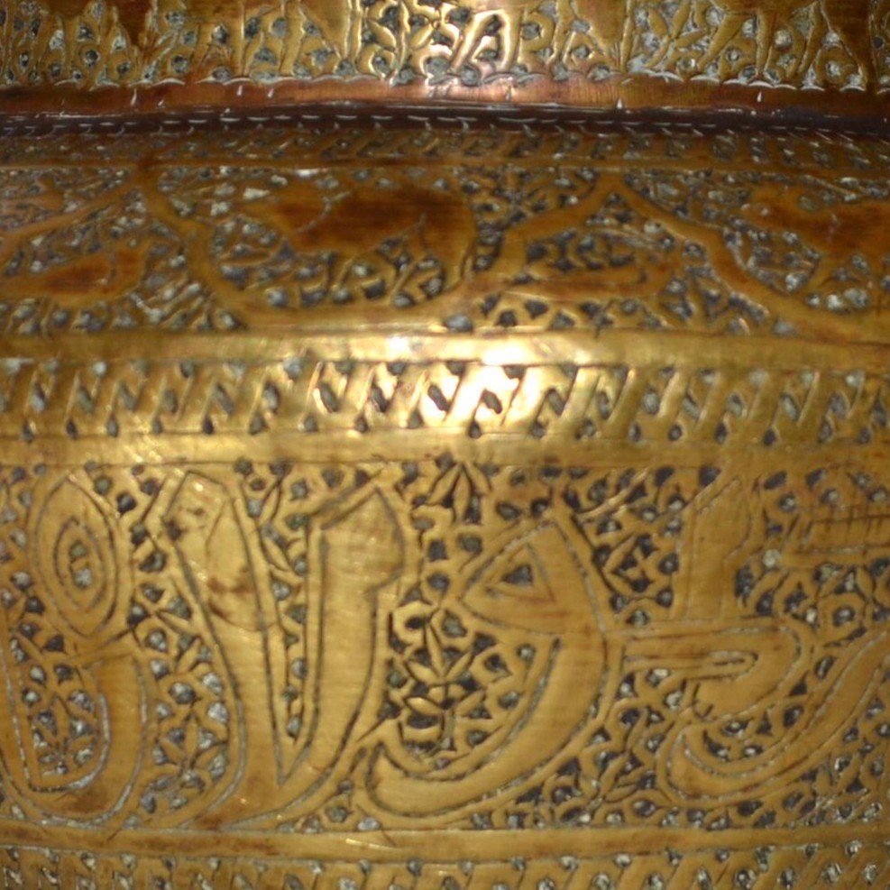 Indo-persian Basin In Chiseled Brass, Decorated With Chitals And Calligraphy, From The 19th Century-photo-2