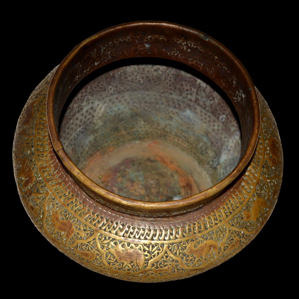 Indo-persian Basin In Chiseled Brass, Decorated With Chitals And Calligraphy, From The 19th Century-photo-3