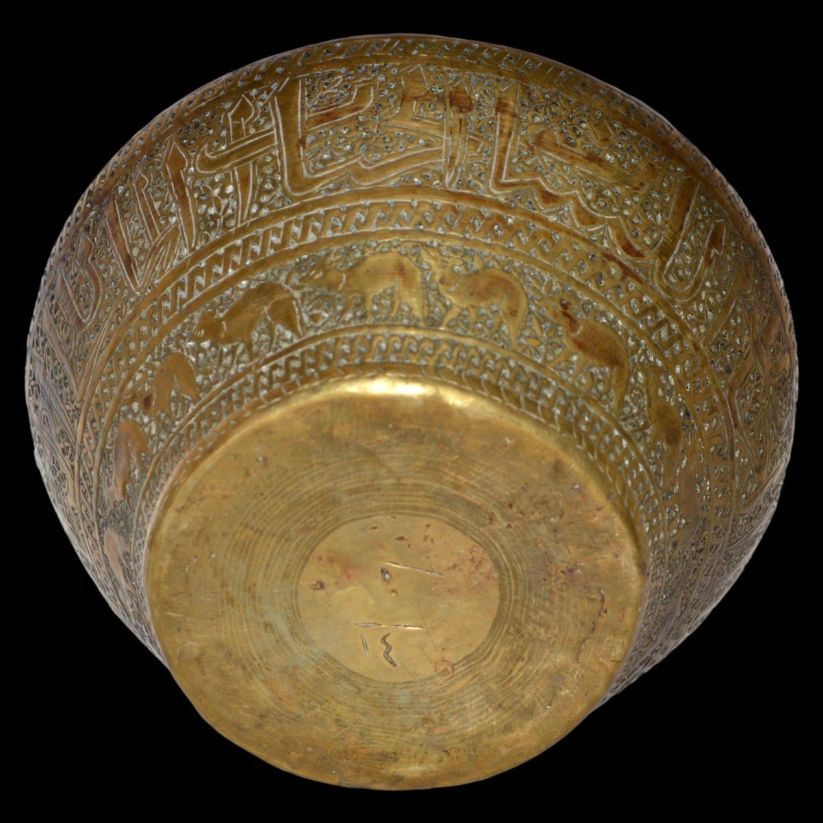 Indo-persian Basin In Chiseled Brass, Decorated With Chitals And Calligraphy, From The 19th Century-photo-4