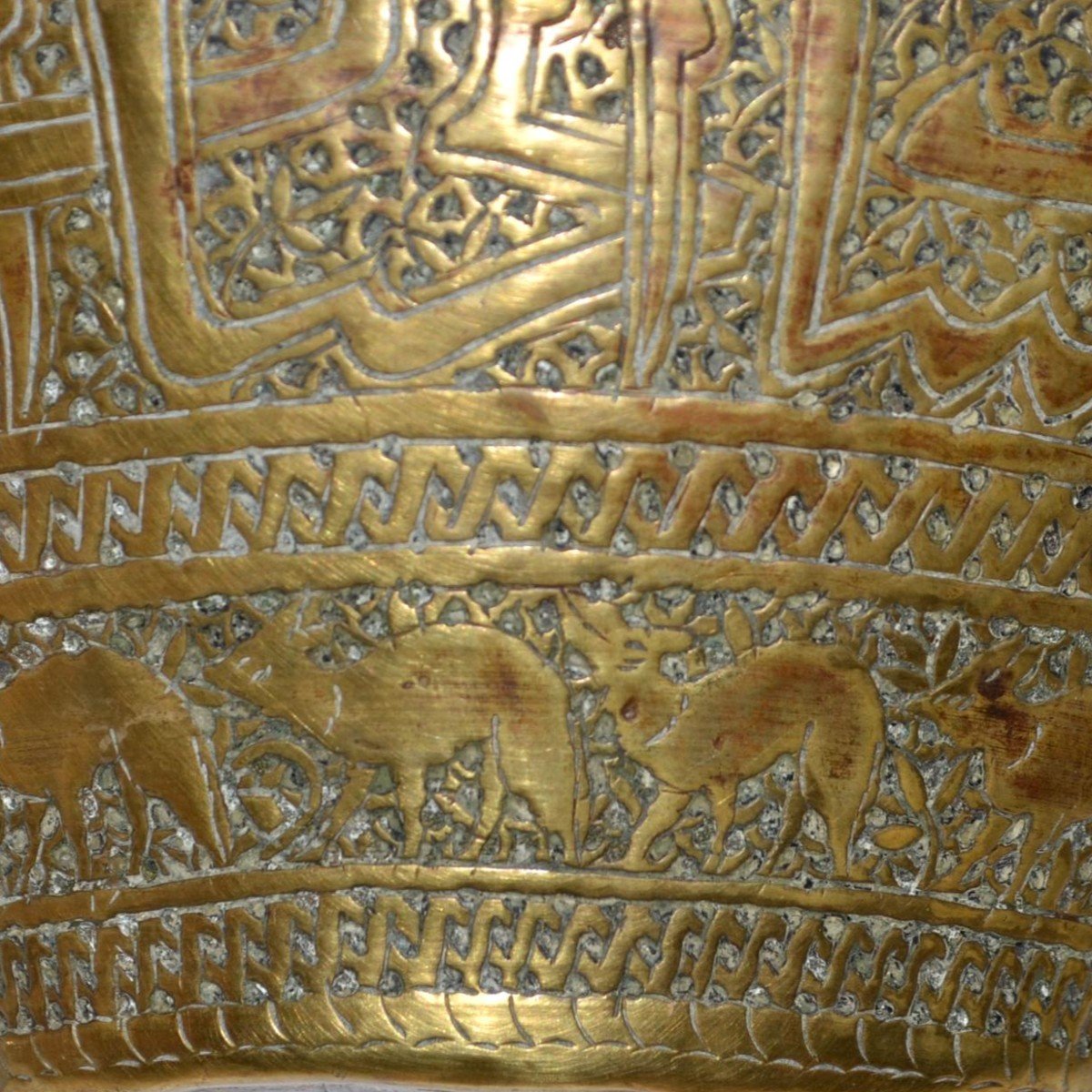 Indo-persian Basin In Chiseled Brass, Decorated With Chitals And Calligraphy, From The 19th Century-photo-5