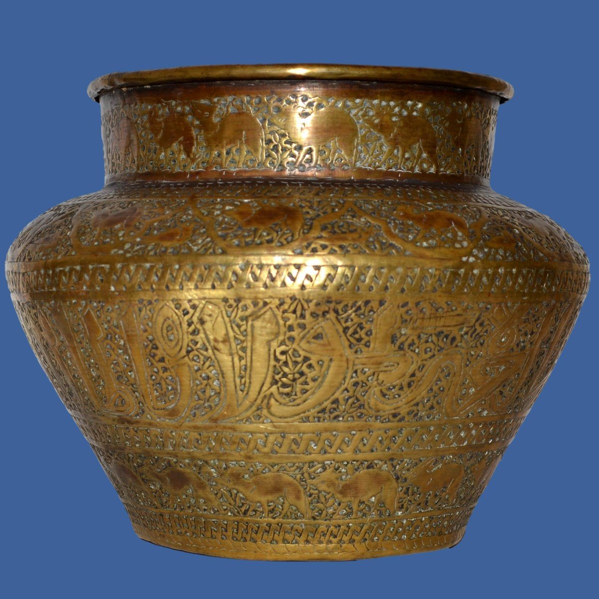 Indo-persian Basin In Chiseled Brass, Decorated With Chitals And Calligraphy, From The 19th Century-photo-8