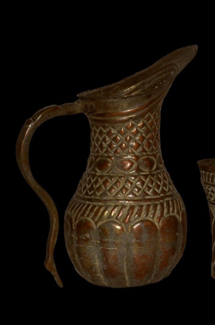 Doltcha & son gobelet, carafe de table, Perse du XIXème en cuivre étamé gravé au repoussé-photo-4