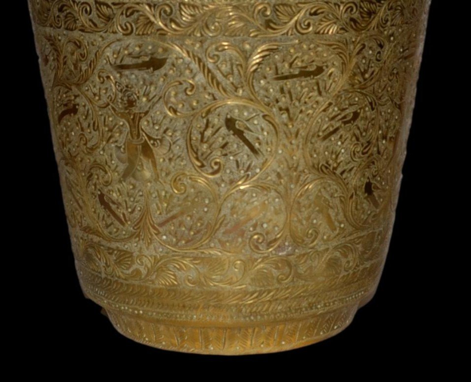 Lourd vase Indo-persan en laiton gravé toutes faces, oiseaux, frises et danseurs, fin du XIXème-photo-2