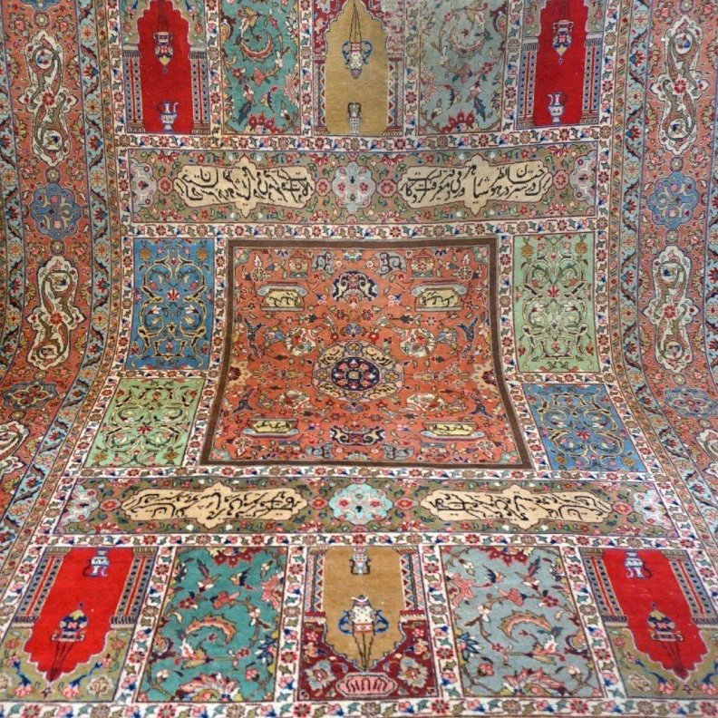 Tapis Tabriz, décor de calligraphies, 253 cm x 353 cm, laine kork nouée main en Iran vers 1980