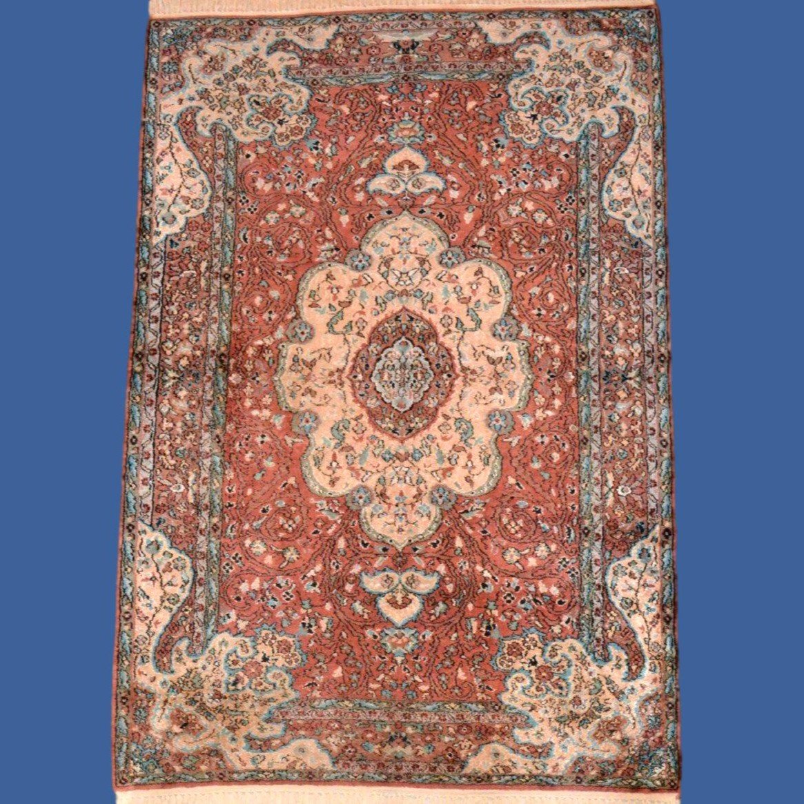 Tapis Cachemire en soie, 122 x 197 cm, noué main vers 1970, Srinagar, Cachemire, Inde du Nord