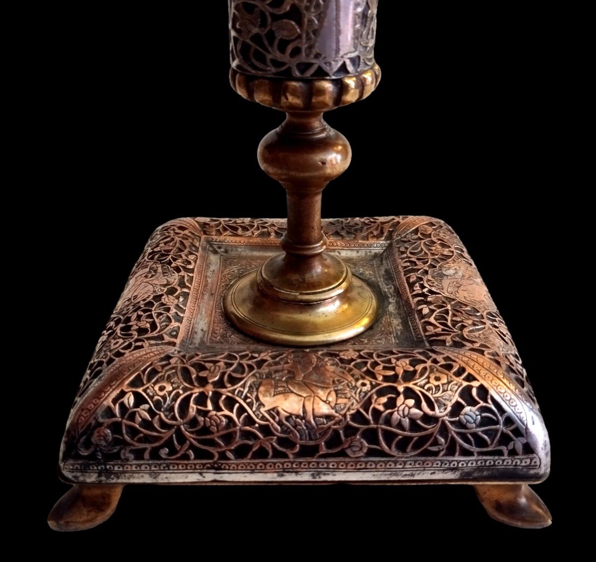 Bougeoir Kadjar aux cavaliers vers 1900 -1920, cuivre argenté et bronze, Iran, très bon état-photo-3