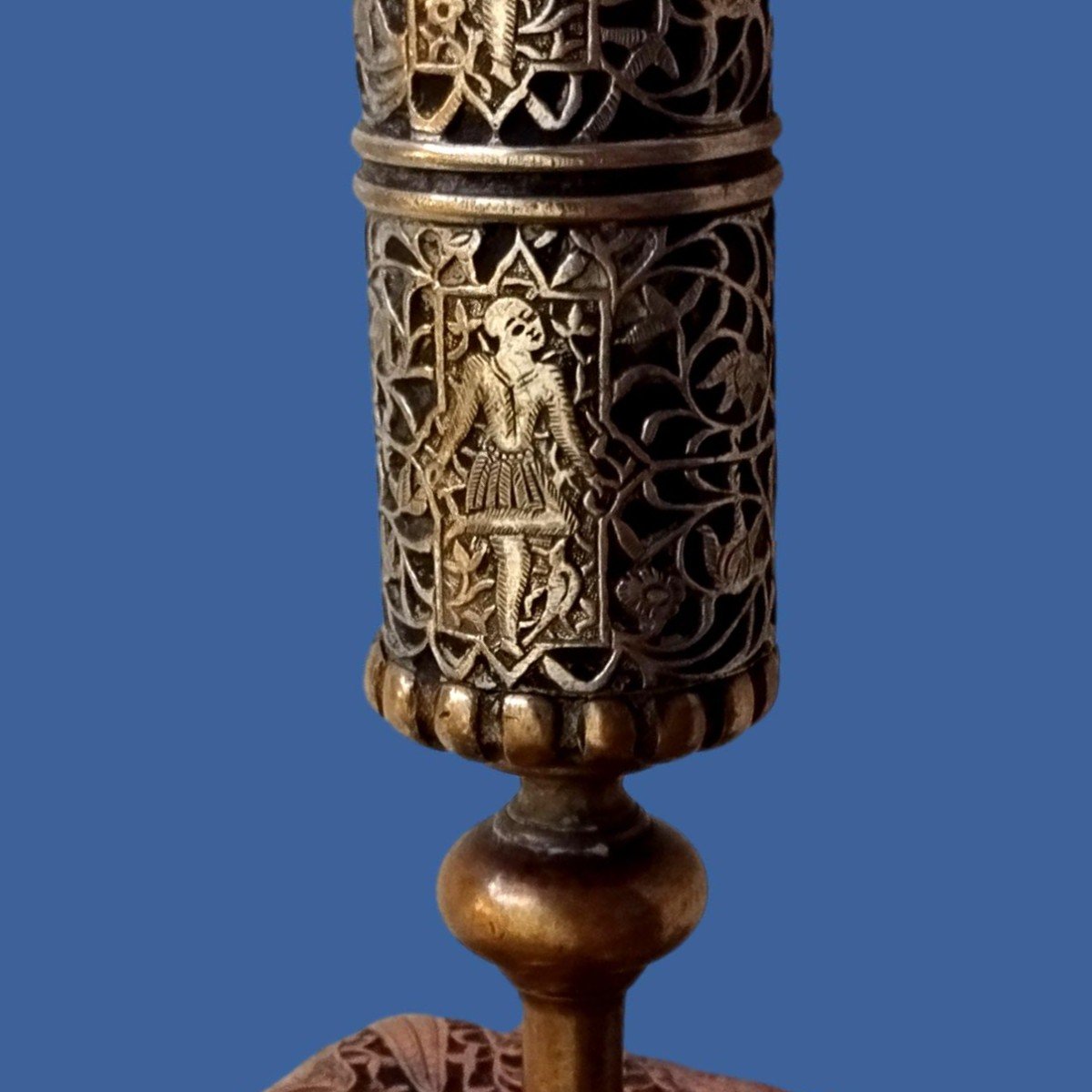 Bougeoir Kadjar aux cavaliers vers 1900 -1920, cuivre argenté et bronze, Iran, très bon état-photo-3