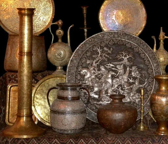 Bougeoir Kadjar aux cavaliers vers 1900 -1920, cuivre argenté et bronze, Iran, très bon état-photo-8