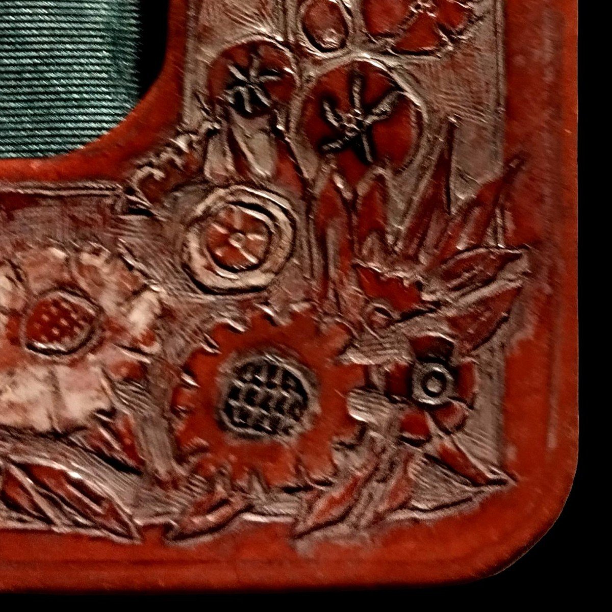 Porte-photo Art-nouveau en cuir repoussé, décor naturaliste vers 1900, style école de Nancy-photo-7