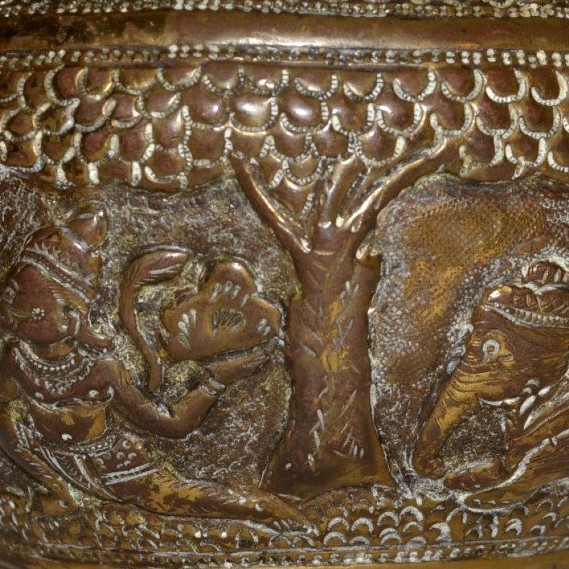 Bassin gravé de divinités, Inde fin XVIIIème, début XIXème, gravure au repoussé, très bel état-photo-3