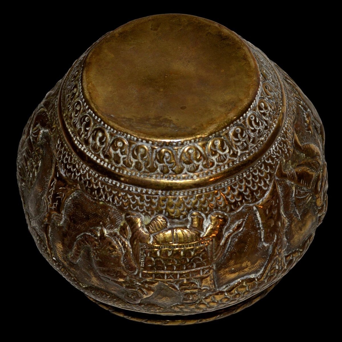 Bassin gravé de divinités, Inde fin XVIIIème, début XIXème, gravure au repoussé, très bel état-photo-6