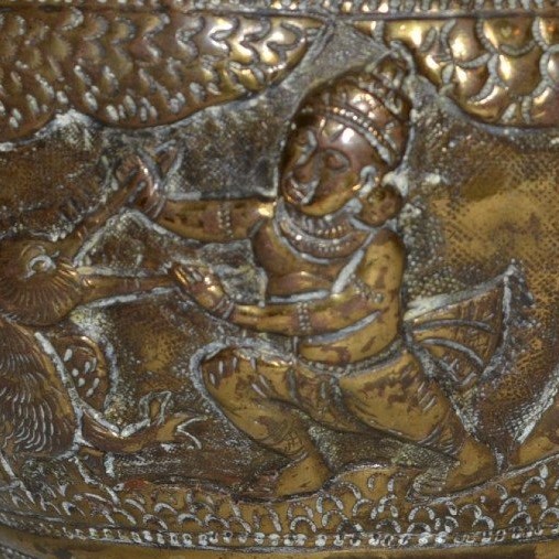 Bassin gravé de divinités, Inde fin XVIIIème, début XIXème, gravure au repoussé, très bel état