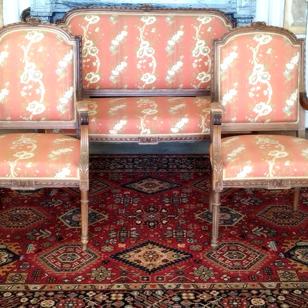 Deux fauteuils et une banquette de  style Louis XVI , fin du XIXème,  Début du XXème siècle