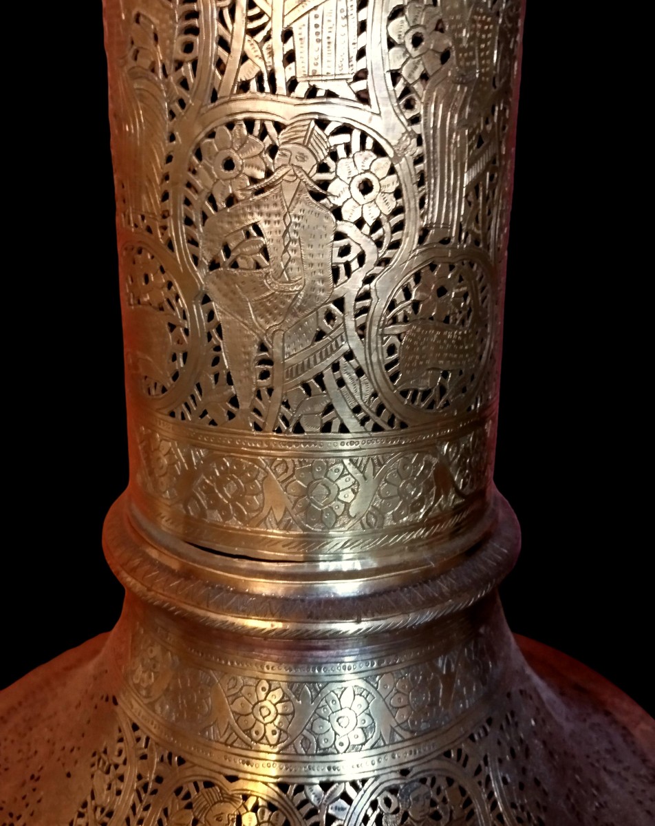 Pair Of Kadjar Candlesticks, Ht 103 Cm, Mash'al In Chiseled And Openwork Brass From The 19th Century-photo-5