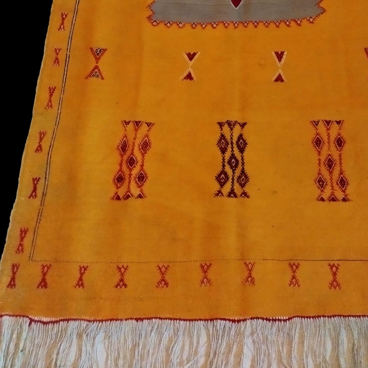 Tapis, hanbel, Berbère Aït Ouaouzguite, 117 x 203 cm, laine jaune tissée , motifs ethniques-photo-5