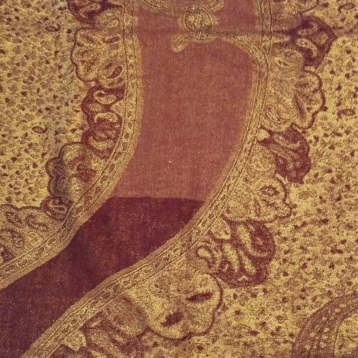 Longue étole à décor de botehs, 67 x 170 cm, or et chamois, vers 1970 - 1980, parfait état-photo-1