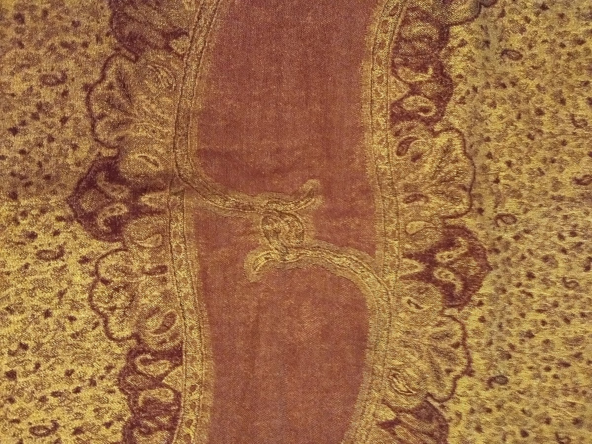 Longue étole à décor de botehs, 67 x 170 cm, or et chamois, vers 1970 - 1980, parfait état-photo-2