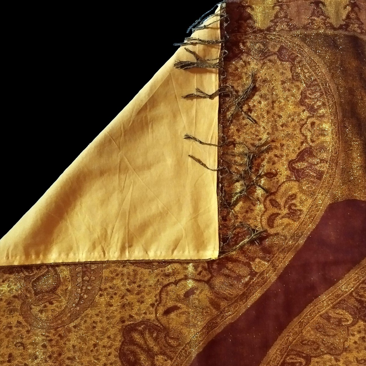 Longue étole à décor de botehs, 67 x 170 cm, or et chamois, vers 1970 - 1980, parfait état-photo-4