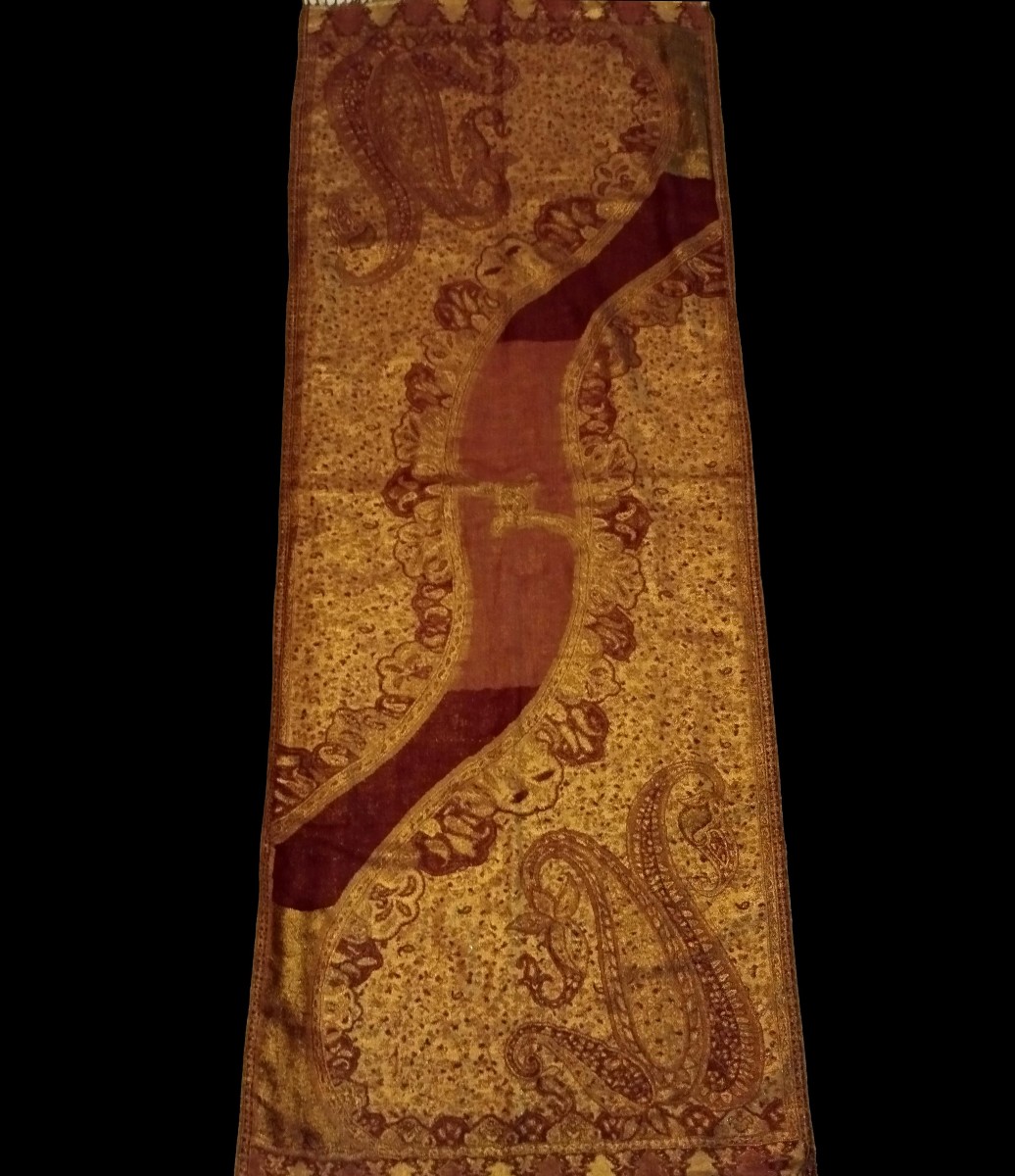 Longue étole à décor de botehs, 67 x 170 cm, or et chamois, vers 1970 - 1980, parfait état