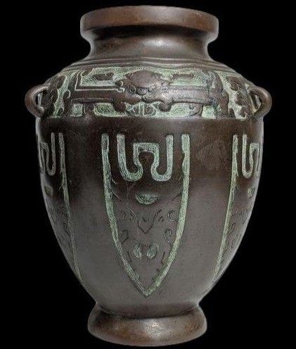 Vase, Japon, style archaïque, en bronze, période Meiji, fin du XIXème siècle, très bon état