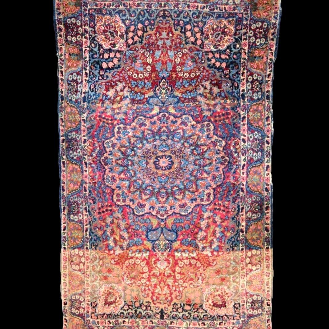 Tapis Kirman floral, 118 x 202 cm, laine nouée main, dynastie Kadjar, Iran, Perse, XIXème 