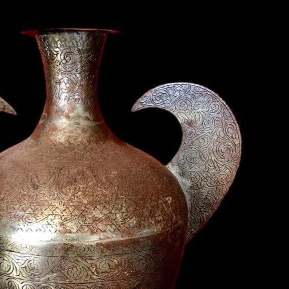 Vase Kadjar chauve souris, acier ciselé à lèvre éversée, Ht 40 cm, Perse , XIXème siècle-photo-3