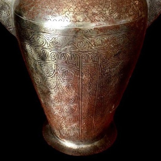 Vase Kadjar chauve souris, acier ciselé à lèvre éversée, Ht 40 cm, Perse , XIXème siècle-photo-4